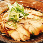 和風レストランまるまつ - 若鶏の冷たい肉そば（大盛）