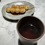 花林糖 - 花林糖&ほうじ茶、花林糖はお団子を揚げたものですが軽い食感、掛かった餡の甘さ、香ばしさも絶妙！ほうじ茶が良く合います。