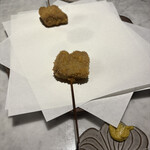 花林糖 - 飛騨牛サーロインの串揚げ、メインディッシュ、口に入れた途端に脂身がとろけて超美味！辛子醤油とベストマッチ！