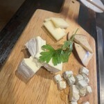 きゅうろく鉄板焼屋 - チーズ3種盛り！ 1100円。を4種盛りにサービス！