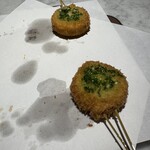 花林糖 - エノキの串揚げ、焦がしニンニクバターが掛かって香ばしい、エノキは輪切されてて食感はまるでホタテみたい、斬新&新食感！