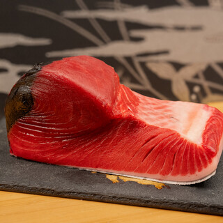 こだわりの鮨は、豊洲市場で最高級の鮪を取り扱う"やま幸"より