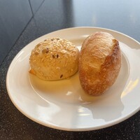 鉄板ダイニング 碧 - 焼きたてパン2種(ルパン ルパン)
