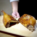 中華 大しげ - 北京ダックが登場！ワァ、飴色に焼き上がり美しい。