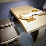 中華 大しげ - 4人掛けのテーブル席