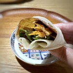 中華 大しげ - ＊北京ダックはパリパリ食感で、噛むと脂の旨味を感じますね。 他の具材と共に頂くと、とても美味しい。 もう一つ、頂きたいくらいでした。o(^▽^)o