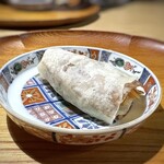 中華 大しげ - ＊自家製クレープに甜麺醤やお味を付けた牛蒡（北京ダックに入るのは珍しいと思います）、 キャラメリゼした胡桃、ルッコラ、人参など色々一緒に巻いて・・