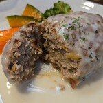 キッチン ブルー グローブ - ハンバーグをカット