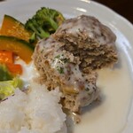 キッチン ブルー グローブ - ハンバーグをカット