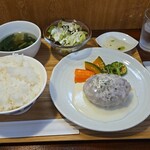 キッチン ブルー グローブ - 豚挽き肉と豆腐のハンバーグ　アリゴ風チーズソース