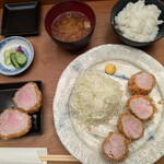 とんかつひなた - ひれかつ右としかんぽ左は形が似ています。