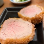 とんかつひなた - うっすらと、ほのかに中心部が赤身を帯びてます。