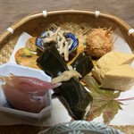 ちわき - しめじの山葵和え、小鮎の昆布巻き、出汁巻玉子、さつま芋の毬栗、みょうがの酢漬け