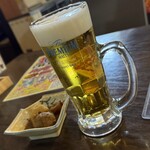 焼きもの家 慶 - 背後の窓が開いていて少し肩が寒くジョッキ表面は露点に達せず