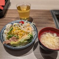 にくずき - サラダと味噌汁