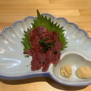 お酒のつまみに♪国産馬肉を使った【馬刺し】は男女問わず人気◎