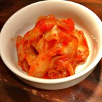 炭火焼肉 ホルモン にく式 - 最後まで活躍のキムチ