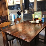 炭火焼肉 ホルモン にく式 - テーブル席