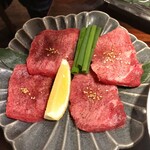 炭火焼肉 ホルモン にく式 - 上タンと並タン