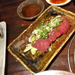 炭火焼肉 ホルモン にく式 - 今日イチのレバー刺し