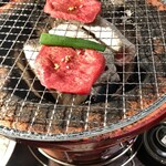 炭火焼肉 ホルモン にく式 - 七輪が良い感じ