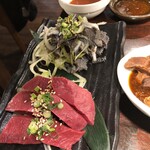 炭火焼肉 ホルモン にく式 - ハツ刺しとセンマイ刺し