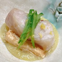 鮨 つきうだ - 金目鯛の炙り。銀杏を裏漉しした餡がかかります。下には薄く切った豆腐の衣揚げ。全てを混ぜ混ぜしていただきました