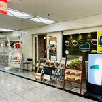 マウンテンカレー - 13:29入店、窓際のカウンターに。お客さんはそこそこいる。