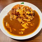 マウンテンカレー - 5分程で提供、チーズが嬉しい。コレで850円なら満足。