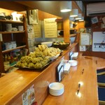 日の丸や - カウンターに並ぶおばんざいはどれも美味しそうですね