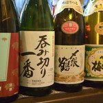 大納言本家 - カウンターにズラリと並ぶ燗酒の一升瓶