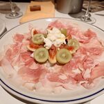バレーナ - 生ハムとイチジクとシャインマスカットとストラチャテッラの盛り合わせ　2,400円