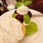 パルファン - ぶどうショートケーキ　生クリームが美味しすぎます。