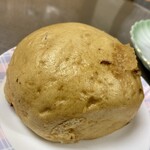 中国料理 栄発 - 红糖大枣馒头。デーツ入り黒糖生地まんじゅう。これ珍しい