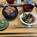 北新地 焼肉 菊地 - 黒毛和牛ロースステーキ重(大盛)