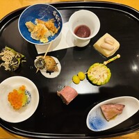 肉割烹 五平 - 桜海老と栗の飯蒸し、浜名湖の渡り蟹、イカの肝醤油和え、ナスといくら、銀杏、ローストビーフ、じゃこ、つぶ貝など