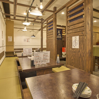 “和”テイストの落ち着いた店内で、日本酒の香りをじっくり堪能