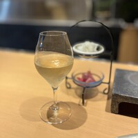 銀座 焼 新潟屋 - 乾杯ドリンク(シャンパン)／おにおろし／赤玉ねぎのピクルス