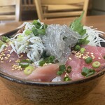 磯料理 魚のかねあ - 単品注文の生しらすをトッピング