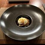 代官山鉄板ゆうり - 和牛で贅沢に作ったミートソース、平飼い八雲鶏　彩り天佑卵の温泉卵乗せ