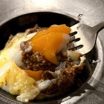 代官山鉄板ゆうり - 和牛で贅沢に作ったミートソース、平飼い八雲鶏　彩り天佑卵の温泉卵乗せ