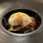 代官山鉄板ゆうり - 和牛で贅沢に作ったミートソース、平飼い八雲鶏　彩り天佑卵の温泉卵乗せ