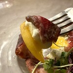 代官山鉄板ゆうり - 鹿児島黒牛の自家製生ハム、柿とブーラッタチーズ添え