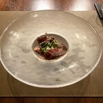 代官山鉄板ゆうり - 鹿児島黒牛の自家製生ハム、柿とブーラッタチーズ添え