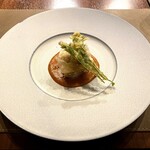 代官山鉄板ゆうり - 太刀魚の鉄板焼き、ポロネギのソテーと魚介スープのソース