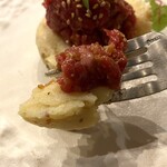 代官山鉄板ゆうり - 和牛ユッケ、ポテトサラダ