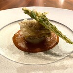 代官山鉄板ゆうり - 太刀魚の鉄板焼き、ポロネギのソテーと魚介スープのソース