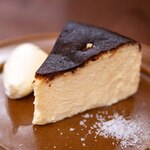 ルコックロティ - 2024.10 ほろ苦いしあわせ うっとりバスクチーズケーキ -マルドンの塩添え-（880円）