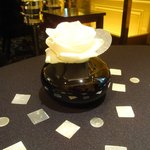 ガストロノミー ジョエル・ロブション - テーブルの上の白い薔薇。