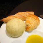 ガストロノミー ジョエル・ロブション - 左＝バジルのパン。右＝アンチョビのパン。